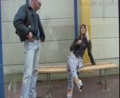 Секс днём на автобусной остановке